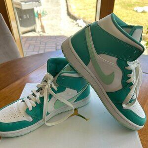 LIKE NEW Air Jordan 1 Mid Marine Green Washed Teal
